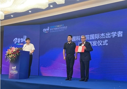 Professores Rodrigo Martins e Elvira Fortunato distinguidos pela Academia Chines